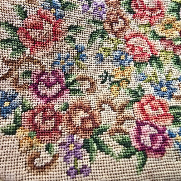 Vintage Floral Needlepoint Kiss Lock Purse Gold Chain Handle White Gold Detail.